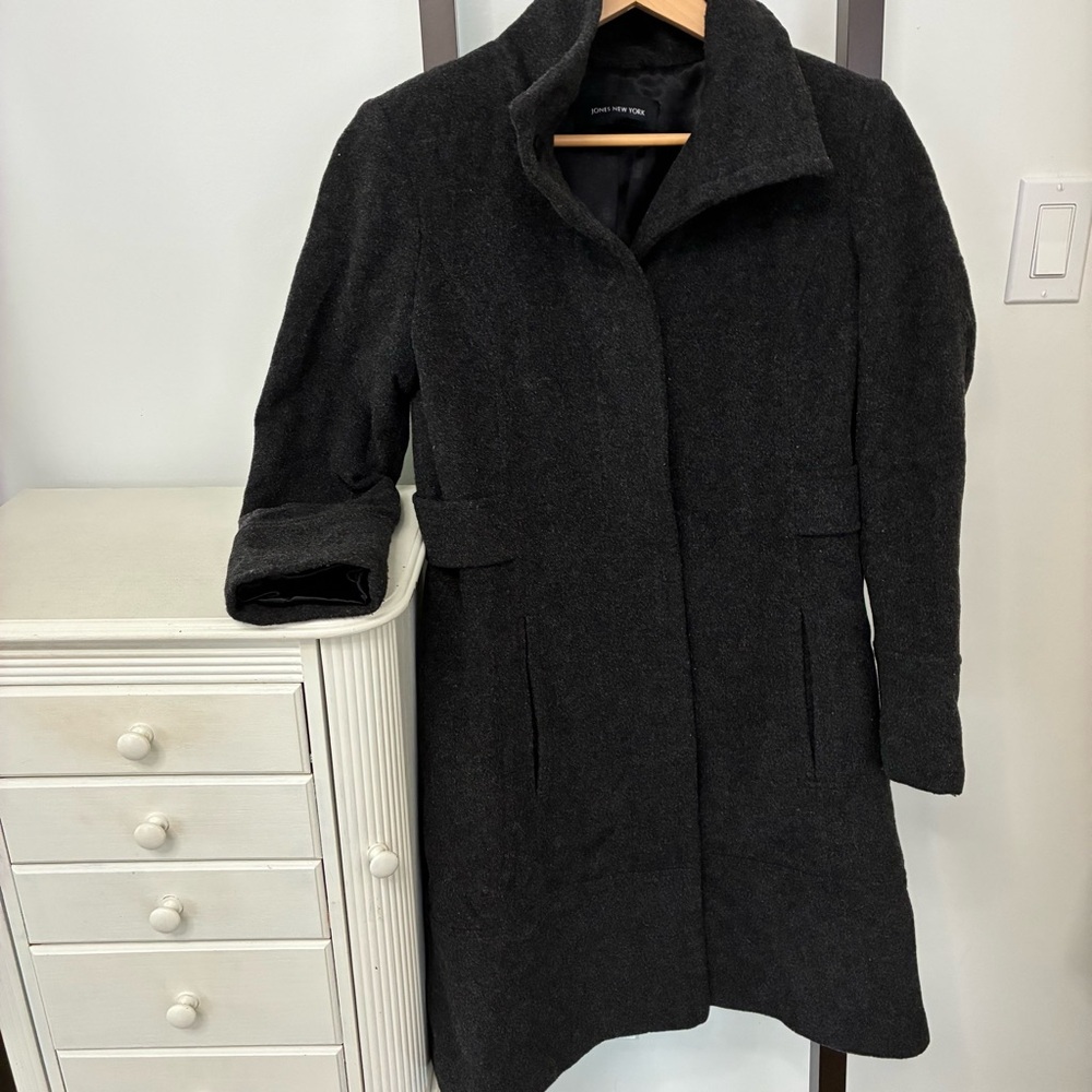 Jones New York Charcoal wool & cashmere Coat. Size small. Gorgeous fabric! - Picture 4 of 16